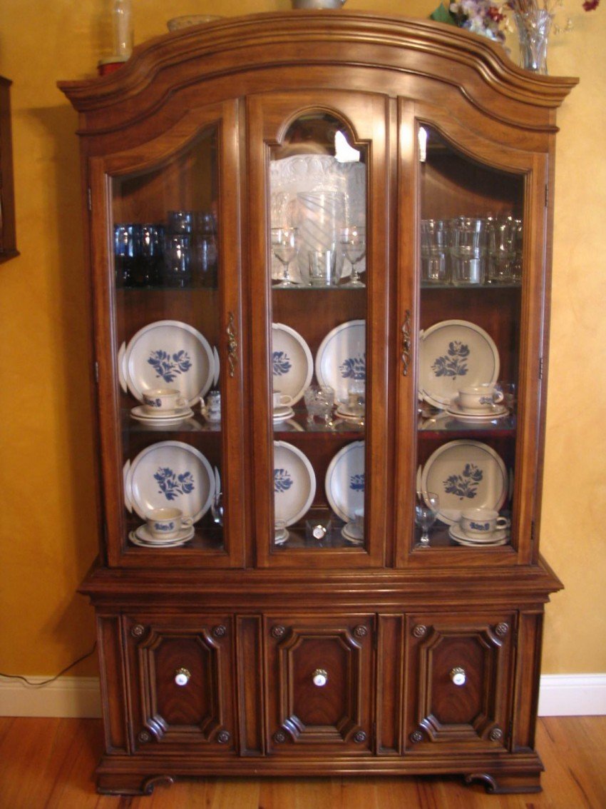 Living Room Interior, China Closets: Show Up The Glossy of Your China Collections! : Nice China Closets