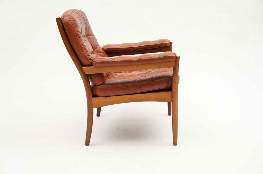 Dining Room Interior, Old-fashioned or Fresh Swedish Chairs? : Brown Leather Swedish Chairs